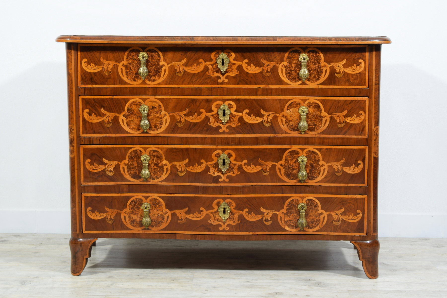 VENDIDO Cómoda barroca chapeada e incrustada, Piamonte, mediados del siglo XVIII